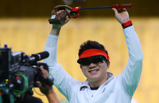 한국의 진종오가 10일 오후(현지시간) 브라질 리우데자네이루 데오도루 올림픽 사격장에서 열린 남자50m 권총 결선에서 1위로 메달을 확정한 뒤 환호하고 있다.  사진=연합뉴스